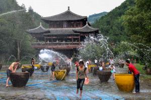 PhotoVivo Honor Mention - Feiqing Wang (China)  Water Splashing